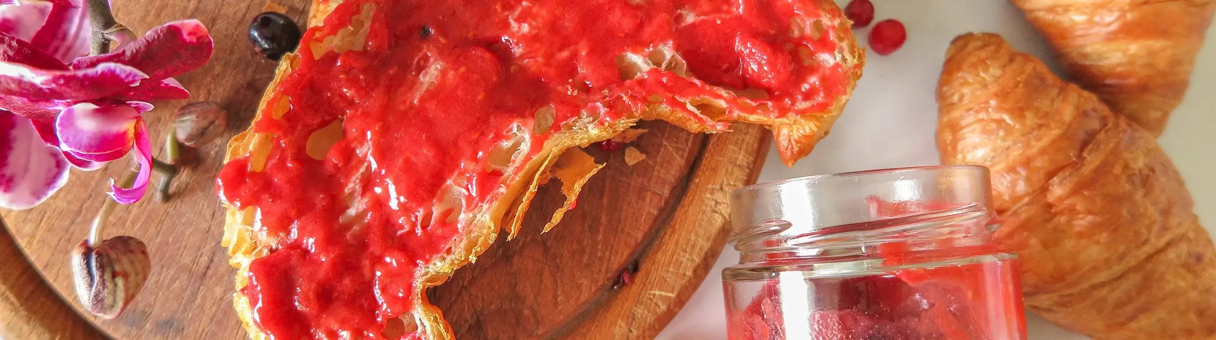 Beeren-Mango-Fruchatfstrich__FocusFillWyIwLjAwIiwiMC4wMCIsMjUwMCw3MDBd