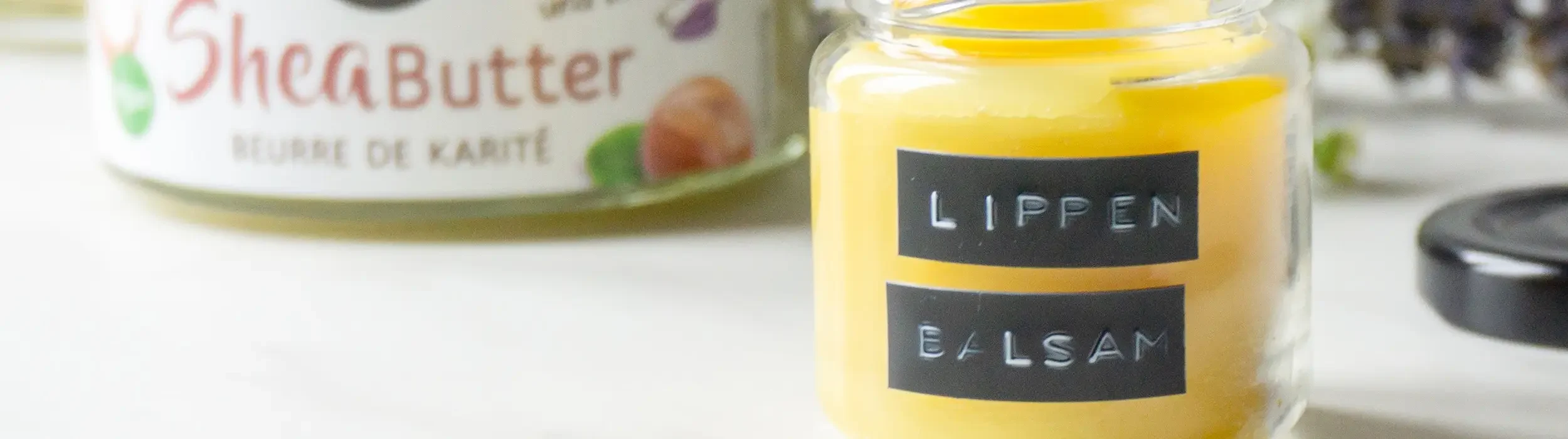 DIY-Lippenbalsam-mit-Sheabutter__FocusFillWyIwLjE3IiwiMC4zMyIsMjUwMCw3MDBd