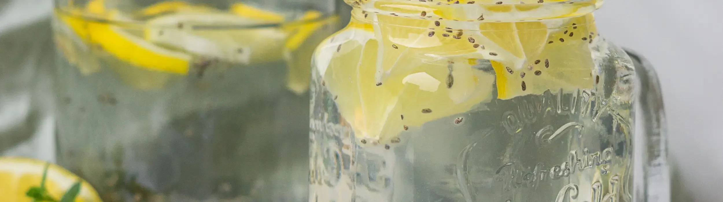 Erfrischendes-Chia-Zitronen-Wasser__FocusFillWyIwLjAwIiwiMC4wMCIsMjUwMCw3MDBd