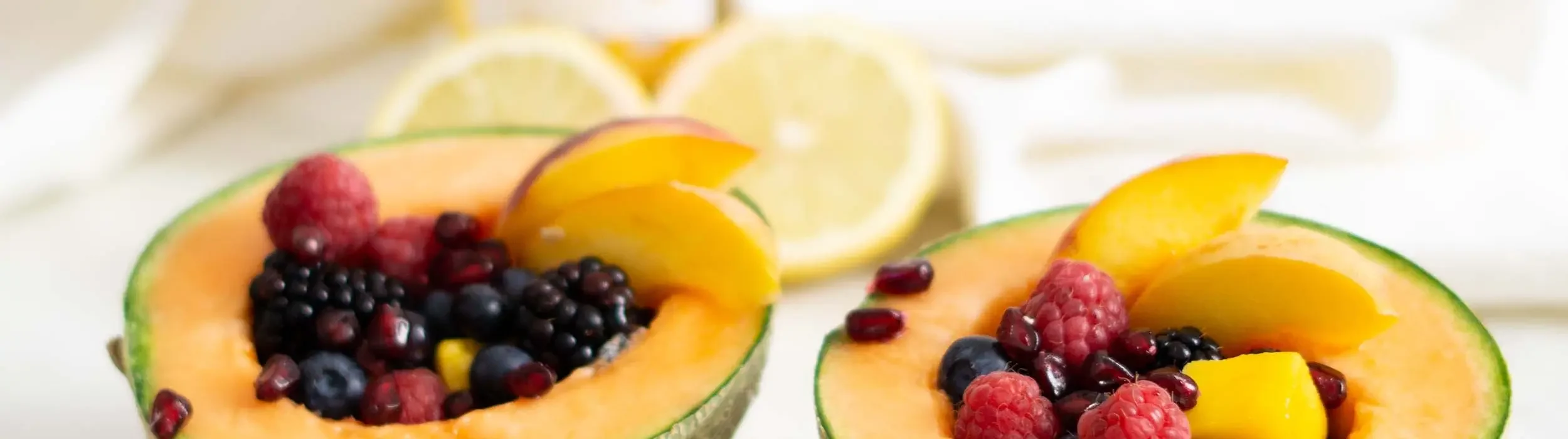 Frischer-Obstsalat__FocusFillWyIwLjAwIiwiMC4wMCIsMjUwMCw3MDBd