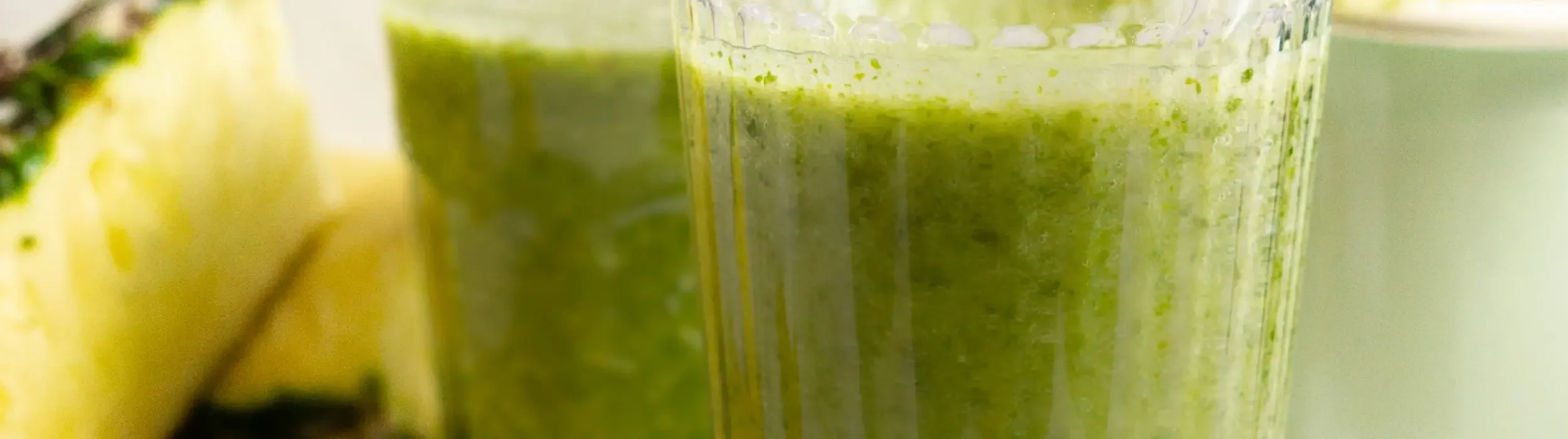 Fruchtiger-Gruenkohl-Smoothie__FocusFillWyIwLjAwIiwiMC4wMCIsMjUwMCw3MDBd