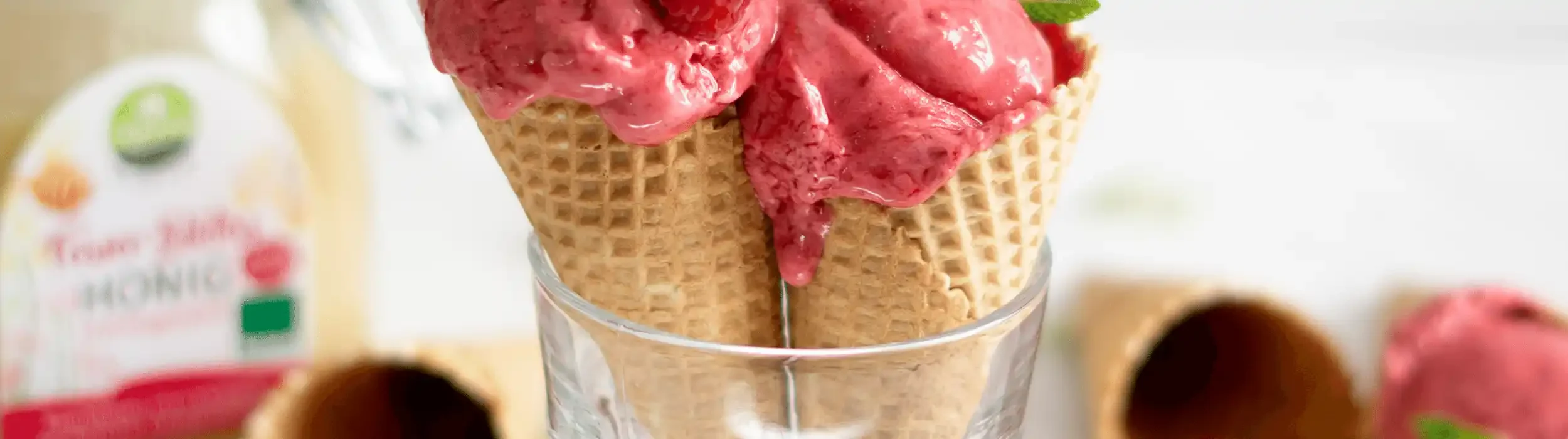 Himbeer-Joghurt-Blitzeis__FocusFillWyIwLjAwIiwiMC4wMCIsMjUwMCw3MDBd