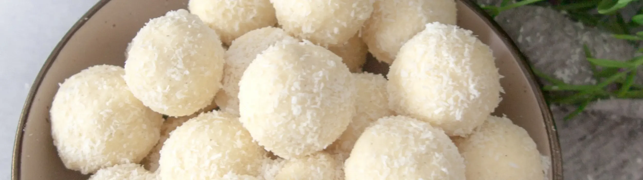 Kokos-Kugeln-a-la-Raffaello__FocusFillWyIwLjAwIiwiMC4wMCIsMjUwMCw3MDBd