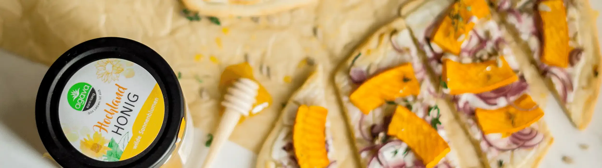 Kuerbisflammkuchen-mit-Honig__FocusFillWyIwLjAwIiwiMC4wMCIsMjUwMCw3MDBd