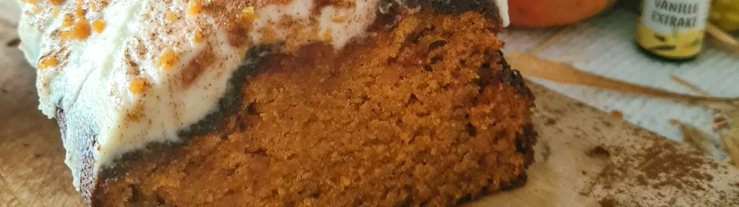 Kuerbiskuchen-mit-Frischkaesefrosting__FocusFillWyIwLjAzIiwiMC4zMyIsMjUwMCw3MDBd