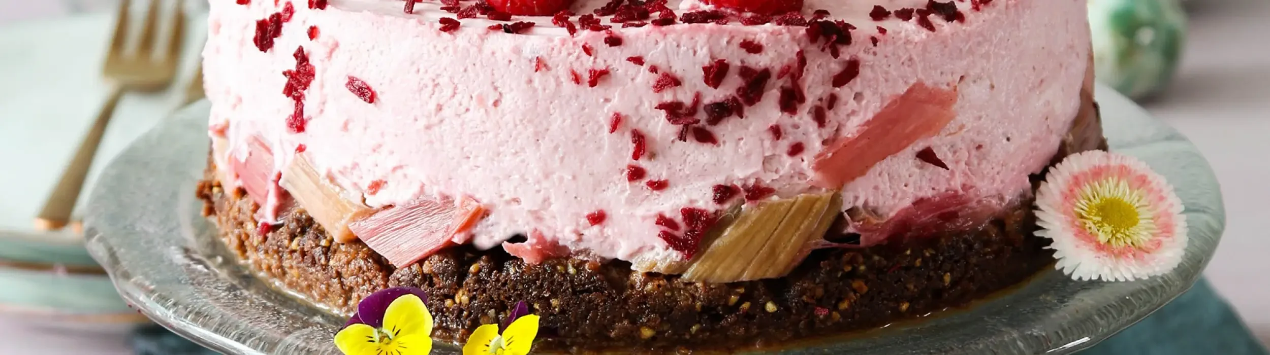 Marita_Koch_Rhabarber-Himbeer-Frischkasetorte_Tortenbild__FocusFillWyIwLjA3IiwiLTAuMDQiLDI1MDAsNzAwXQ