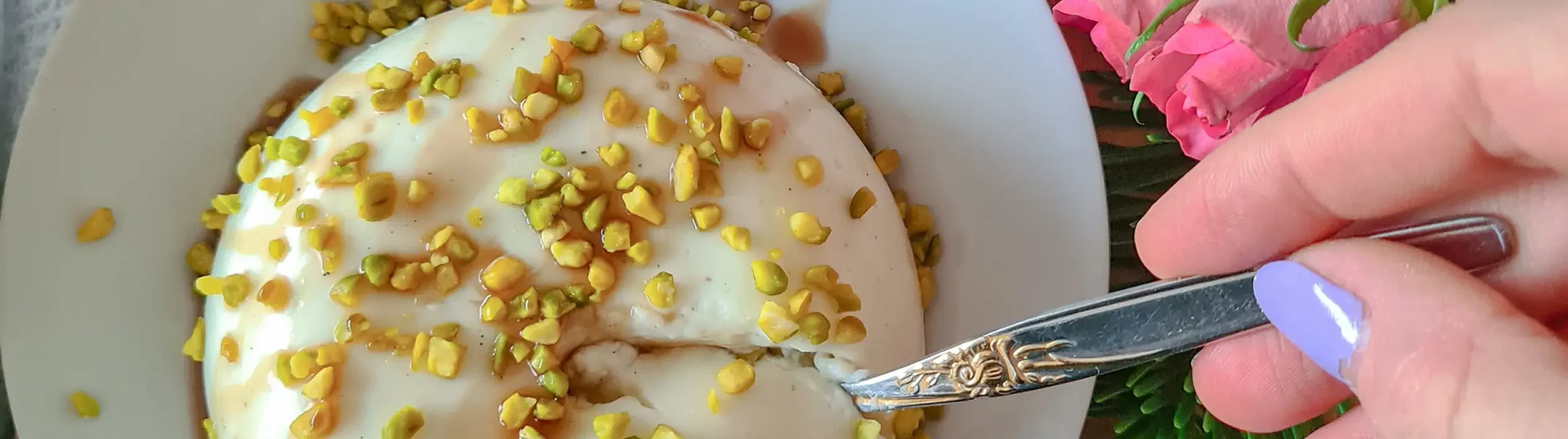 Rosen-Panna-Cotta-mit-Pistazien__FocusFillWyItMC4xNyIsIjAuMTkiLDI1MDAsNzAwXQ