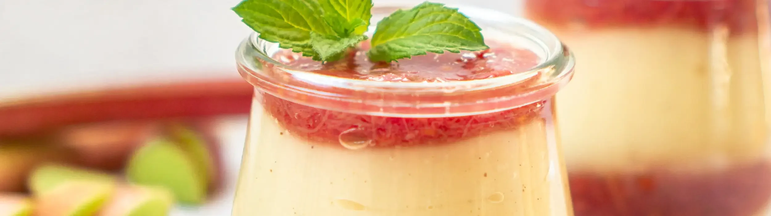 Vanillepudding-mit-Rhabarberkompott-1__FocusFillWyIwLjAwIiwiMC4wMCIsMjUwMCw3MDBd