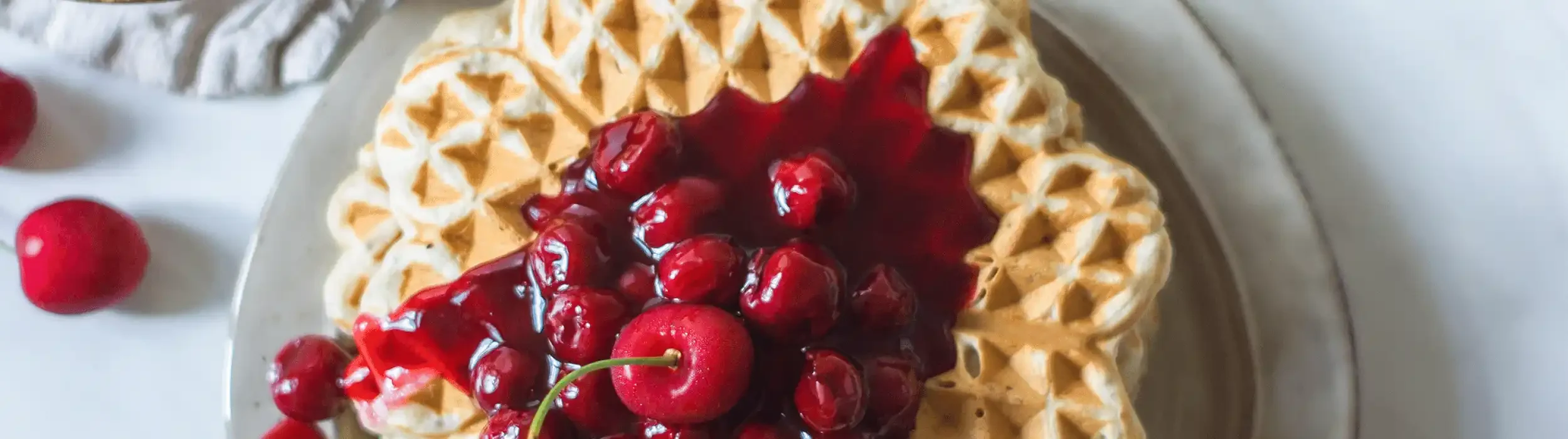 Vegane-Waffeln-mit-heissen-Kirschen__FocusFillWyIwLjAwIiwiMC4wMCIsMjUwMCw3MDBd