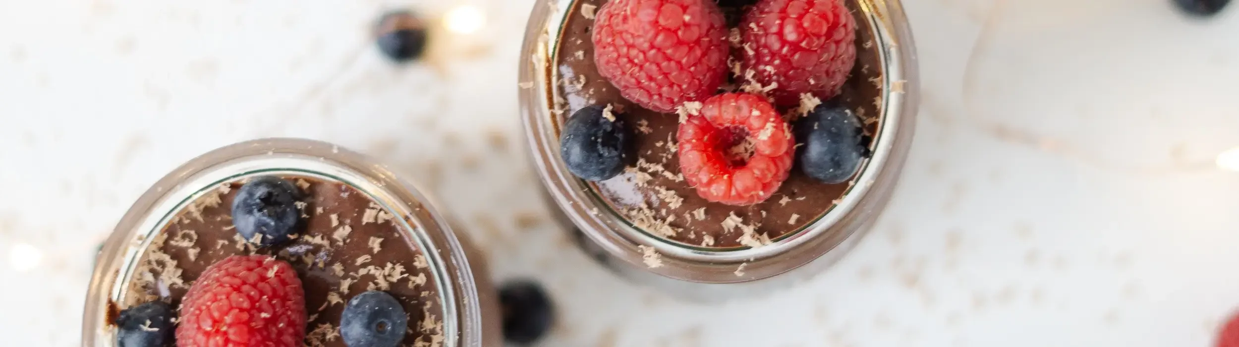 Weihnachtliche-Mousse-au-Chocolat-mit-Fruechtetopping2__FocusFillWyIwLjAwIiwiMC4wMCIsMjUwMCw3MDBd